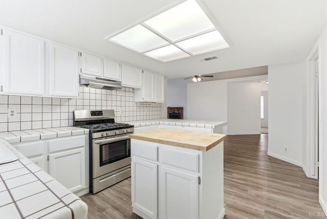 969 Lakewood Drive, Hanford, CA 93230