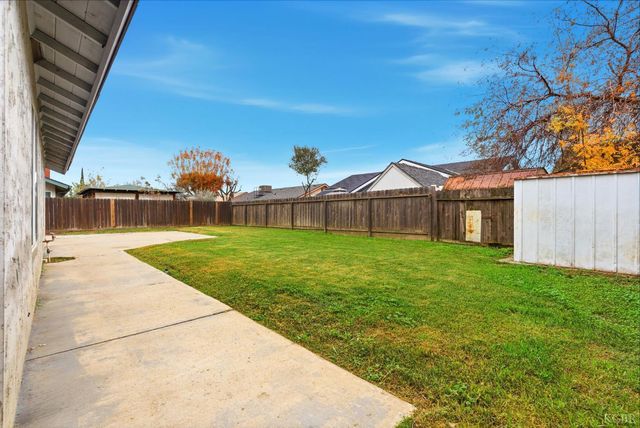 969 Lakewood Drive, Hanford, CA 93230