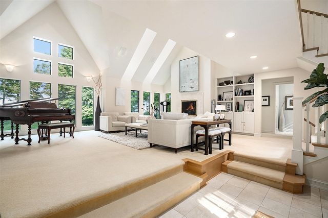 5285 N Lakeshore Drive, Holland, MI 49424