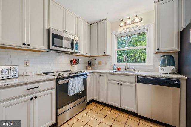 2712 FAWKES DR, Wilmington, DE 19808