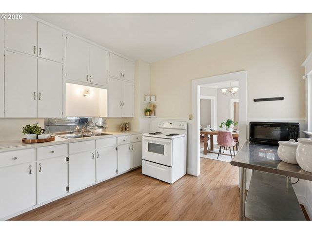 1831 Se INSLEY St, Portland, OR 97202