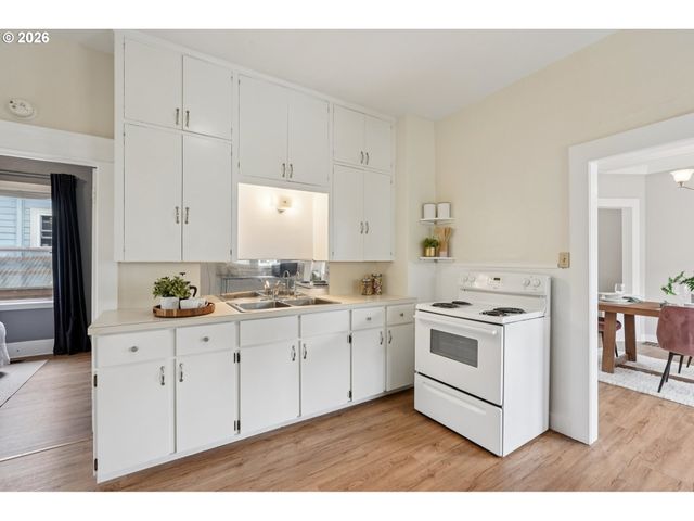 1831 Se INSLEY St, Portland, OR 97202