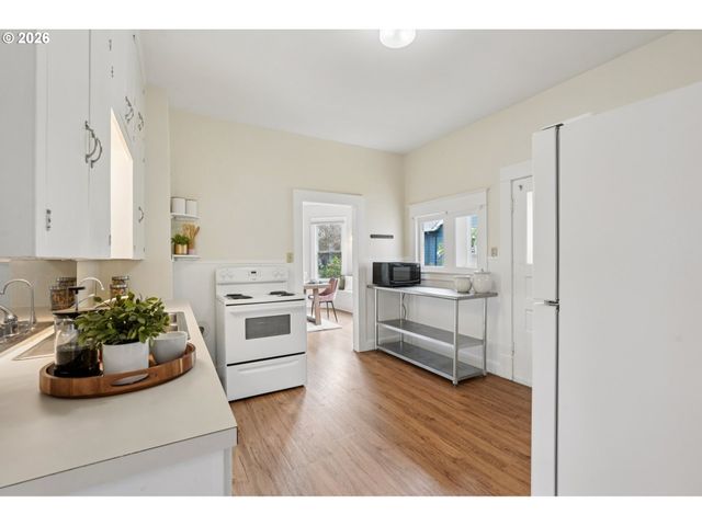 1831 Se INSLEY St, Portland, OR 97202