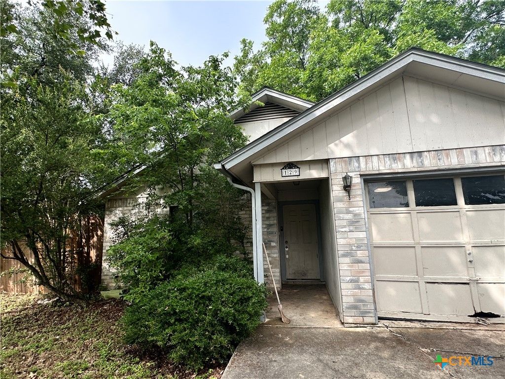 129 Riverside Drive, San Marcos, TX 78666