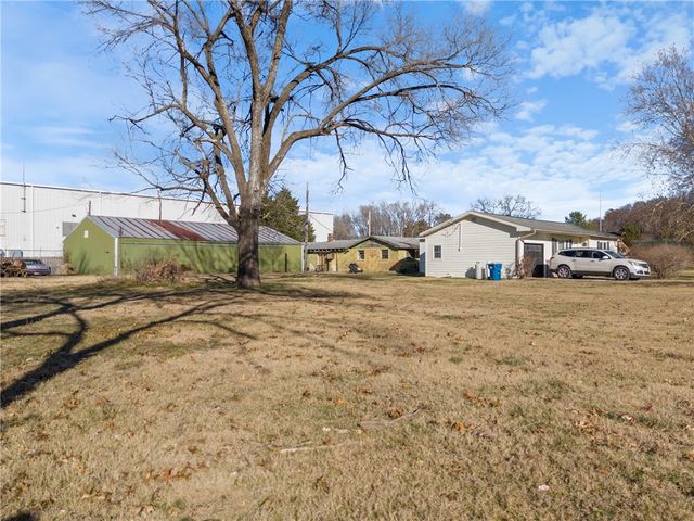 111 Bear Hollow, Pineville, MO 64856