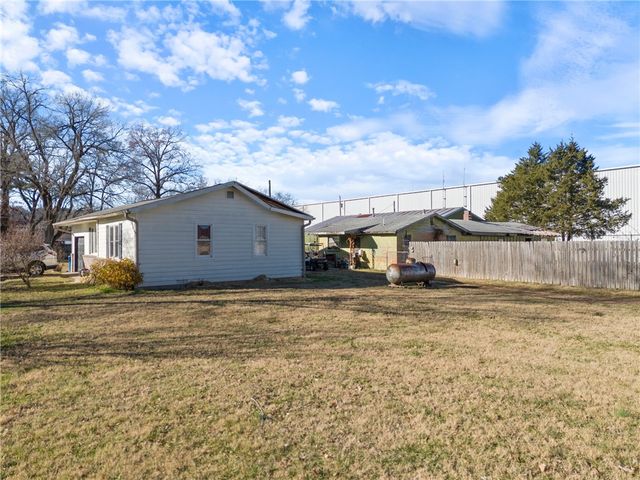 111 Bear Hollow, Pineville, MO 64856