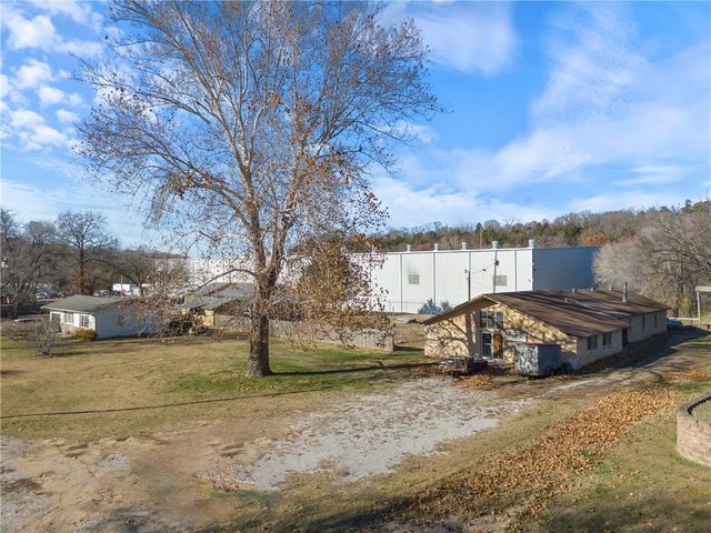 111 Bear Hollow, Pineville, MO 64856