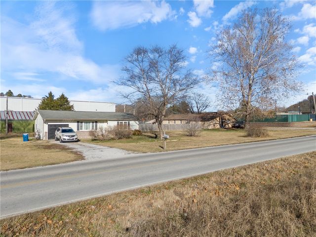 111 Bear Hollow, Pineville, MO 64856