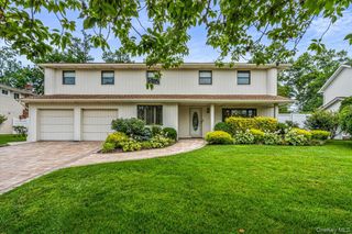 10 Clemson Lane, Woodbury, NY 11797