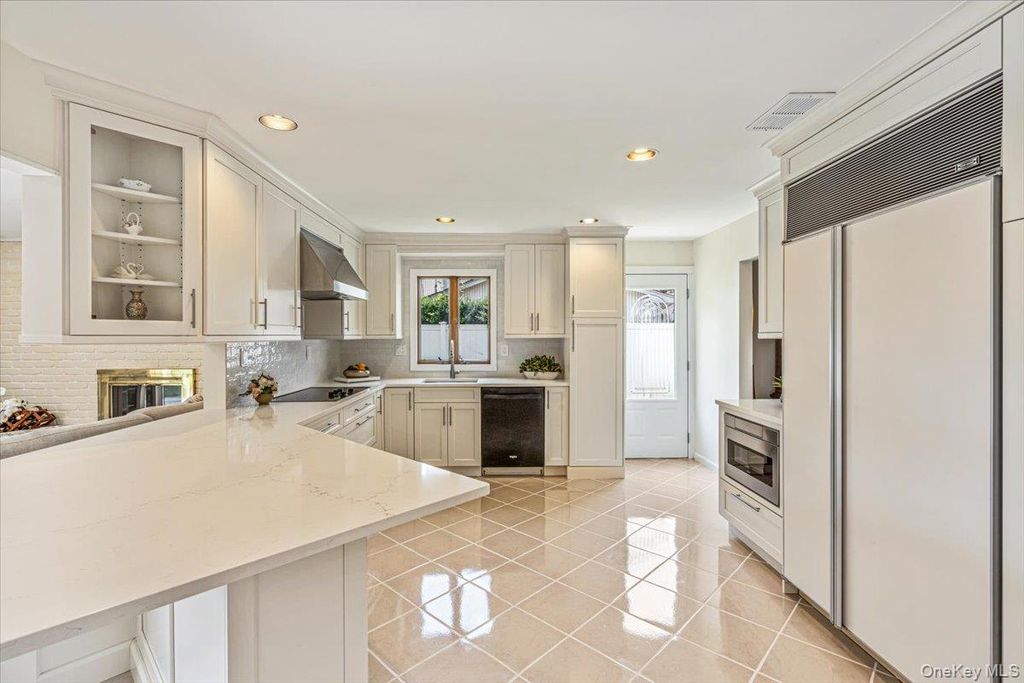 10 Clemson Lane, Woodbury, NY 11797 — photo 5