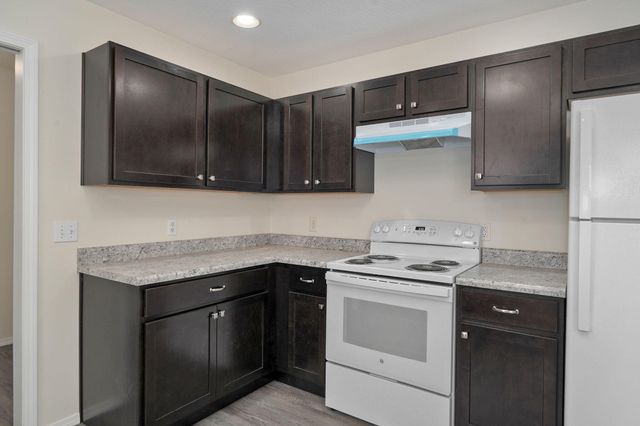 2134 N Howard Avenue, Springfield, MO 65803