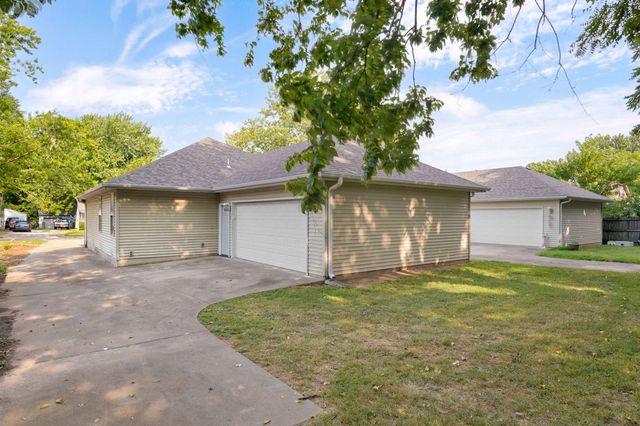2134 N Howard Avenue, Springfield, MO 65803