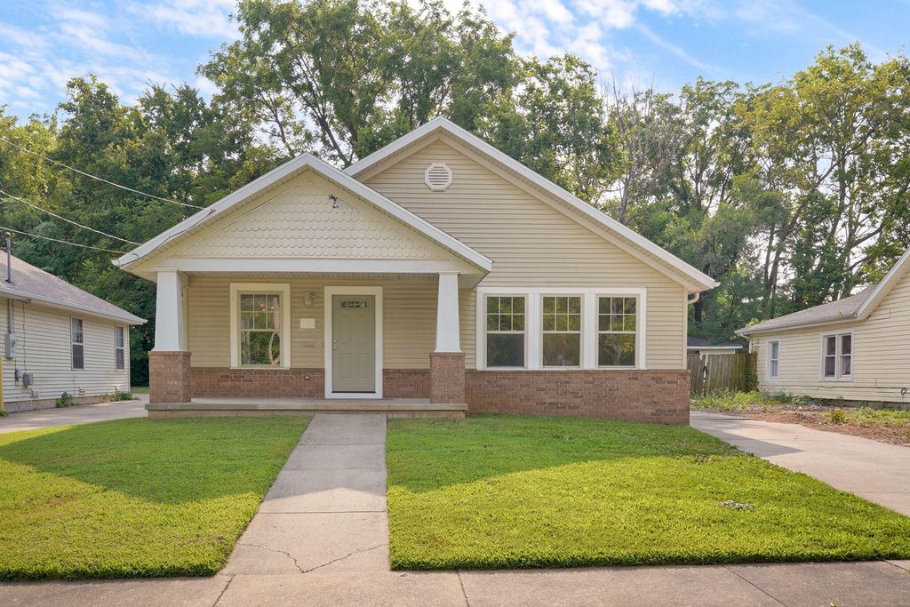 2134 N Howard Avenue, Springfield, MO 65803