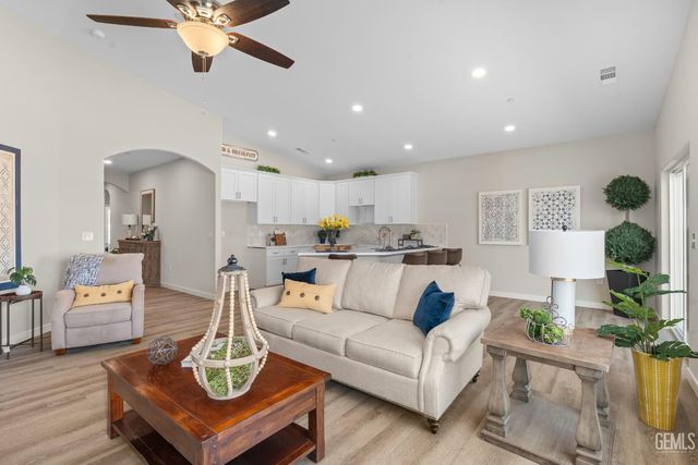 6103 Curvy Hills Drive, Bakersfield, CA 93306