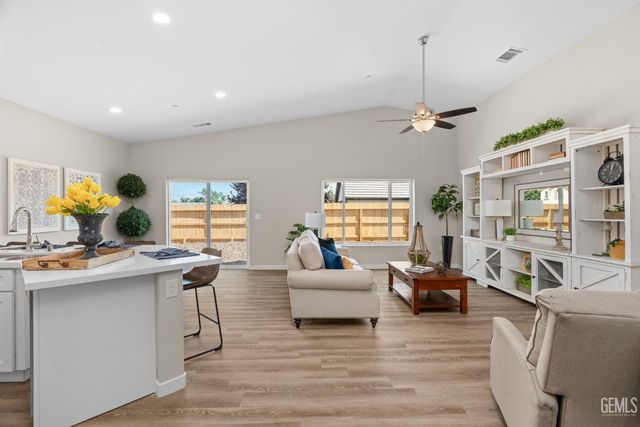 6103 Curvy Hills Drive, Bakersfield, CA 93306