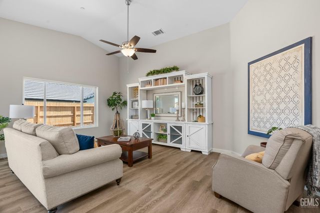 6103 Curvy Hills Drive, Bakersfield, CA 93306