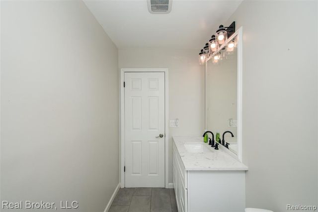 5103 Ridgetop Drive, Waterford, MI 48327