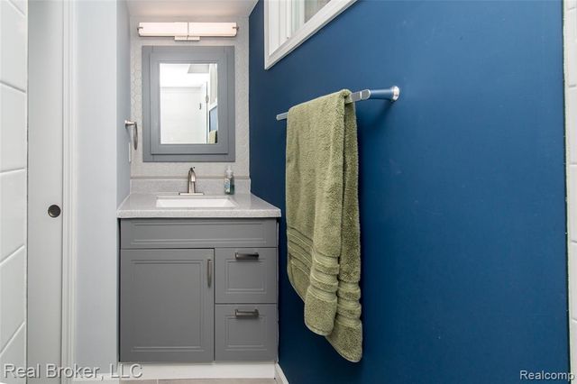 5103 Ridgetop Drive, Waterford, MI 48327