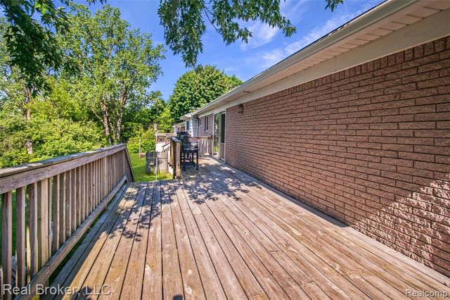 5103 Ridgetop Drive, Waterford, MI 48327