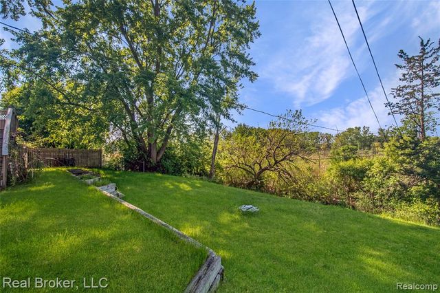 5103 Ridgetop Drive, Waterford, MI 48327