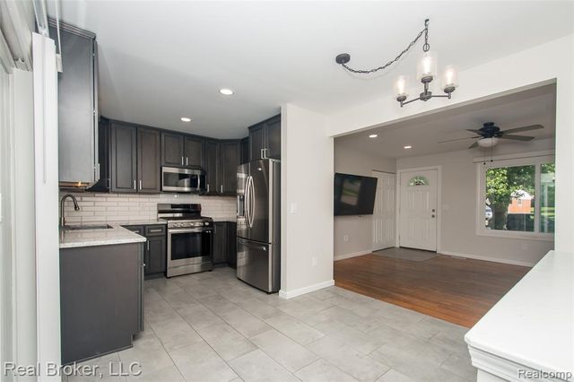 5103 Ridgetop Drive, Waterford, MI 48327