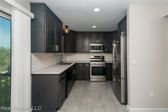 5103 Ridgetop Drive, Waterford, MI 48327