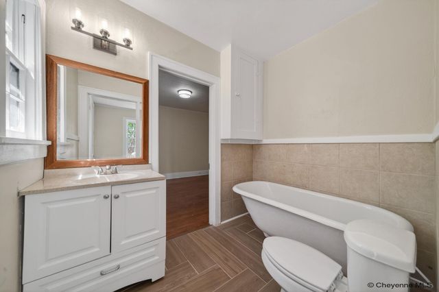 208 E 3RD AVE, Cheyenne, WY 82001