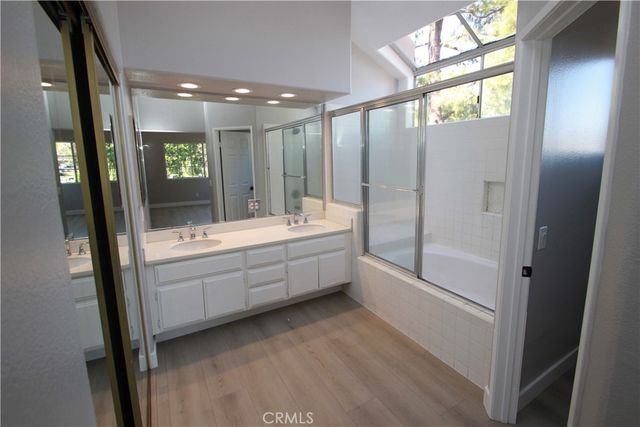 10 LACONIA, Irvine, CA 92614