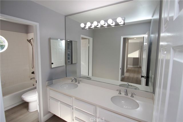 10 LACONIA, Irvine, CA 92614