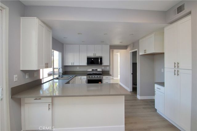 10 LACONIA, Irvine, CA 92614