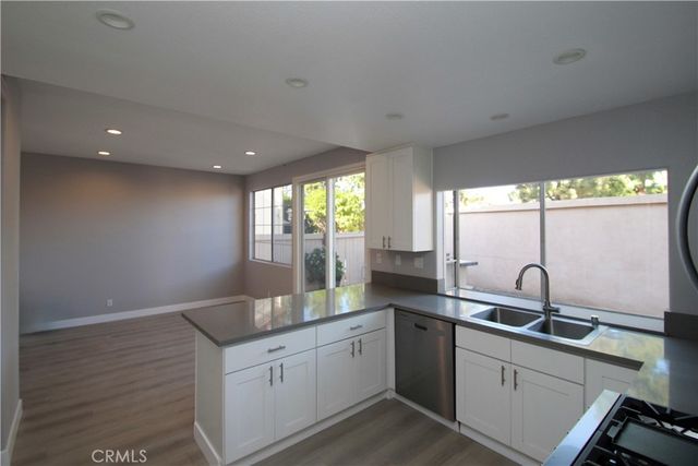 10 LACONIA, Irvine, CA 92614