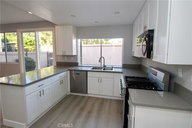 10 LACONIA, Irvine, CA 92614