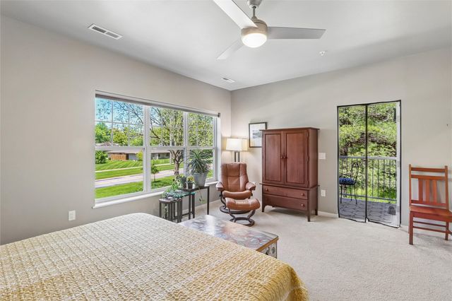 260 N Scott Blvd 212, Iowa City, IA 52245