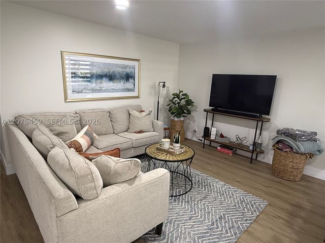 2420 Diana Dr 402, Hallandale Beach, FL 33009