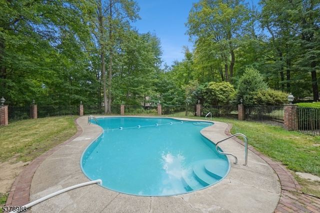 5 Powderhorn Dr, Kinnelon Boro, NJ 07405