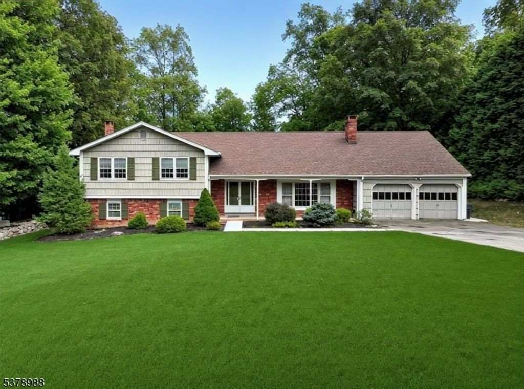 5 Powderhorn Dr, Kinnelon Boro, NJ 07405