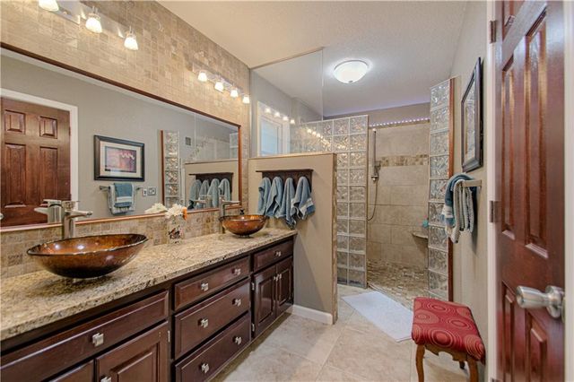 1144 Camelot Drive, Liberty, MO 64068