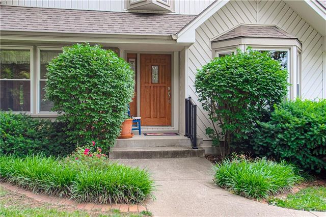 1144 Camelot Drive, Liberty, MO 64068