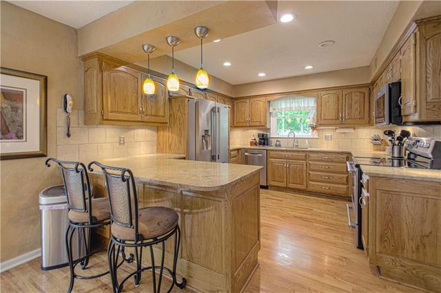 1144 Camelot Drive, Liberty, MO 64068