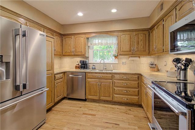 1144 Camelot Drive, Liberty, MO 64068