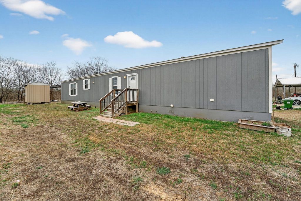 16 Fourth ST, Maxwell, TX 78656