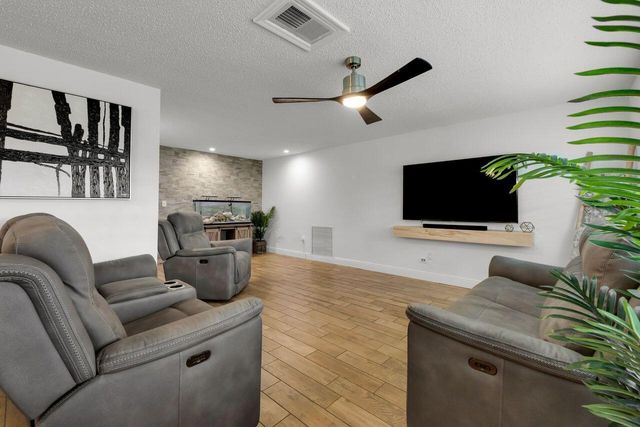 7601 NW 41st Street, Coral Springs, FL 33065