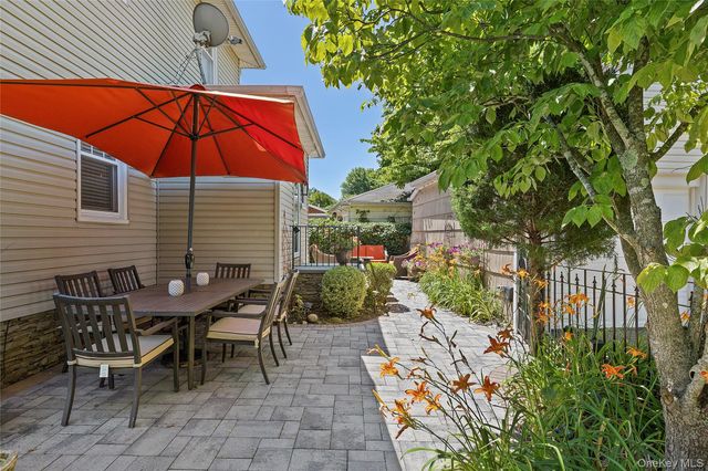 1472 Middle Neck Road, Port Washington, NY 11050