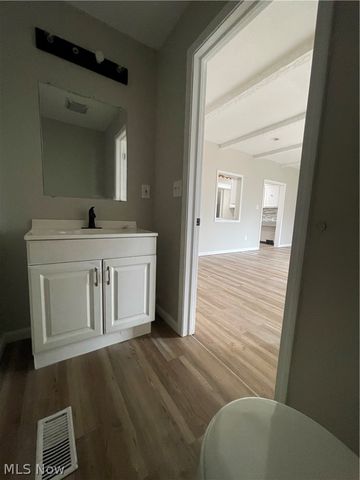 1663 Lyndhurst, Lyndhurst, OH 44124