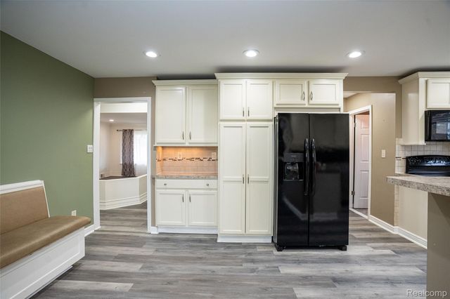 32514 Gainsborough Drive, Warren, MI 48088