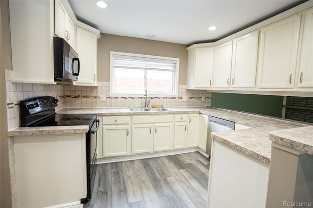 32514 Gainsborough Drive, Warren, MI 48088