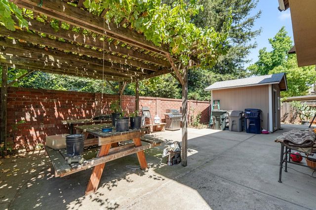 8662 Bluefield Way, Sacramento, CA 95823