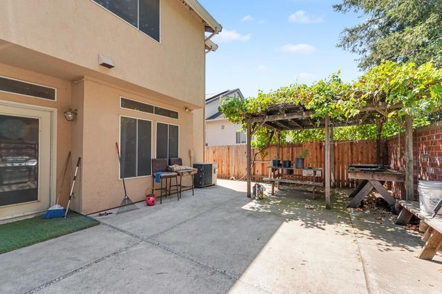 8662 Bluefield Way, Sacramento, CA 95823