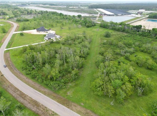 22603 Chenango Lake Dr, Angleton, TX 77515