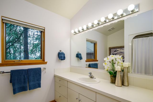 6414 S HELENA St, Spokane, WA 99223